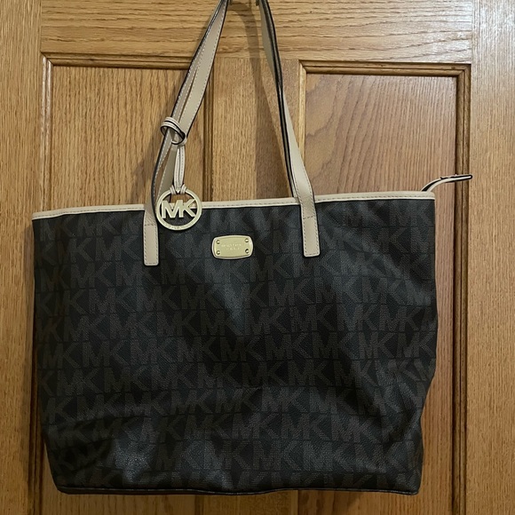 Classic Michael Kors purse - Picture 2 of 6